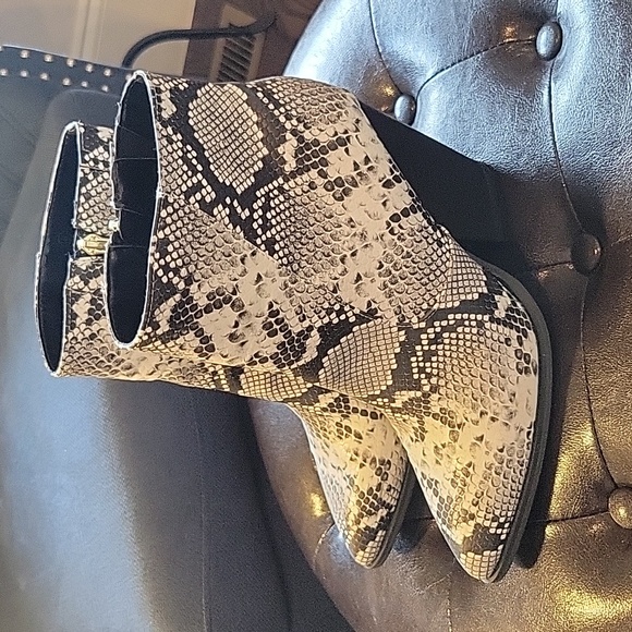 LAST CHANCE! Snakeskin Print Ankle Boots - Picture 12 of 14